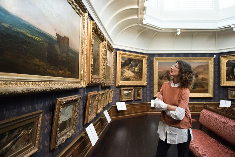 De Mesdag Collectie, museumzaal, vrouw kijkt naar kunstwerken